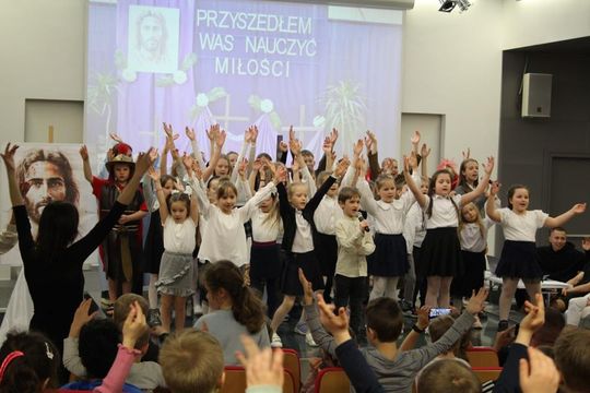 Misterium „Trzy Krzyże” w Chełmskiej Bibliotece Publicznej [GALERIA ZDJĘĆ]
