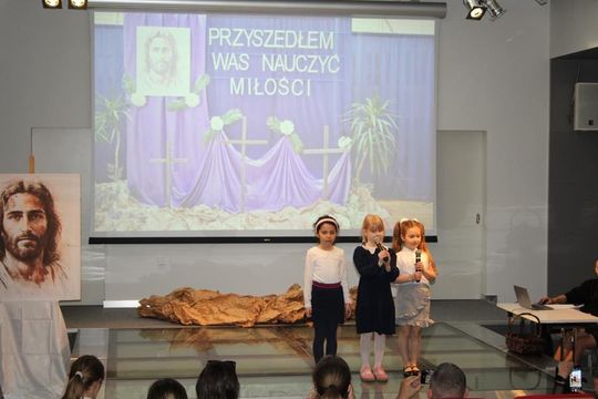 Misterium „Trzy Krzyże” w Chełmskiej Bibliotece Publicznej [GALERIA ZDJĘĆ]