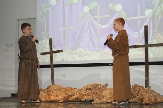 Misterium „Trzy Krzyże” w Chełmskiej Bibliotece Publicznej [GALERIA ZDJĘĆ]