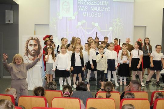 Misterium „Trzy Krzyże” w Chełmskiej Bibliotece Publicznej [GALERIA ZDJĘĆ]