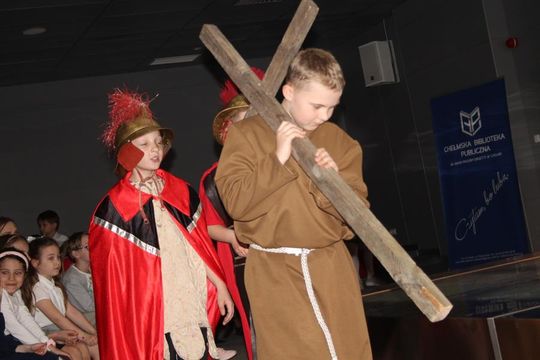 Misterium „Trzy Krzyże” w Chełmskiej Bibliotece Publicznej [GALERIA ZDJĘĆ]