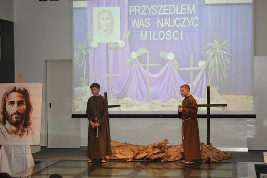 Misterium „Trzy Krzyże” w Chełmskiej Bibliotece Publicznej [GALERIA ZDJĘĆ]