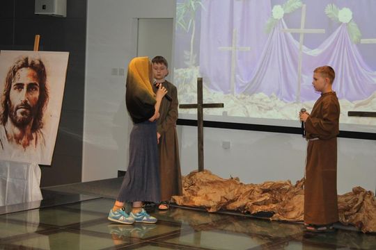 Misterium „Trzy Krzyże” w Chełmskiej Bibliotece Publicznej [GALERIA ZDJĘĆ]