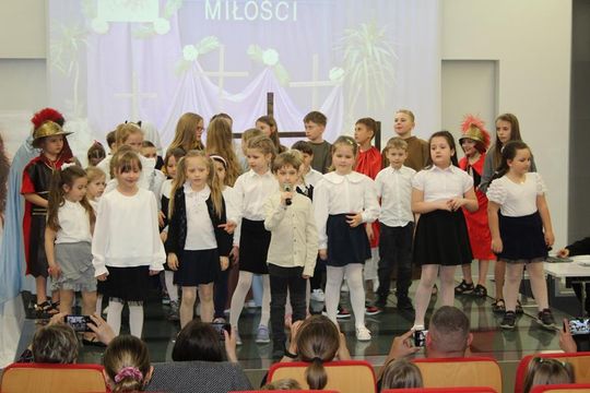 Misterium „Trzy Krzyże” w Chełmskiej Bibliotece Publicznej [GALERIA ZDJĘĆ]