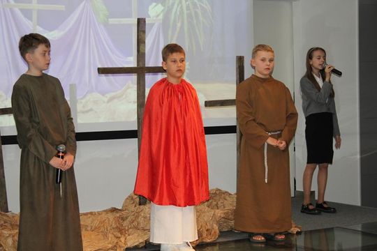 Misterium „Trzy Krzyże” w Chełmskiej Bibliotece Publicznej [GALERIA ZDJĘĆ]