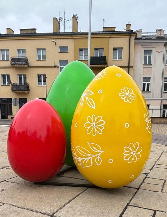 Widać, że zaraz święta. Wielkanocne kolorowe jaja pojawiły się w Chełmie [ZDJĘCIA]