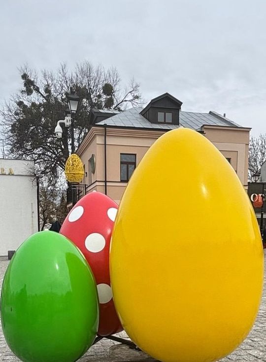 Widać, że zaraz święta. Wielkanocne kolorowe jaja pojawiły się w Chełmie [ZDJĘCIA]