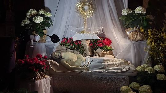 Gm. Wierzbica. Droga Krzyżowa i Liturgia Męki Pańskiej w parafii w Olchowcu [GALERIA ZDJĘĆ]