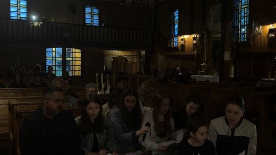 Gm. Wierzbica. Droga Krzyżowa i Liturgia Męki Pańskiej w parafii w Olchowcu [GALERIA ZDJĘĆ]