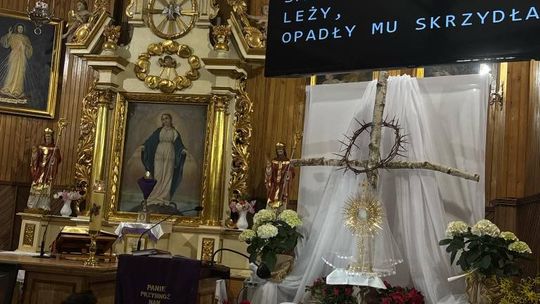 Gm. Wierzbica. Droga Krzyżowa i Liturgia Męki Pańskiej w parafii w Olchowcu [GALERIA ZDJĘĆ]