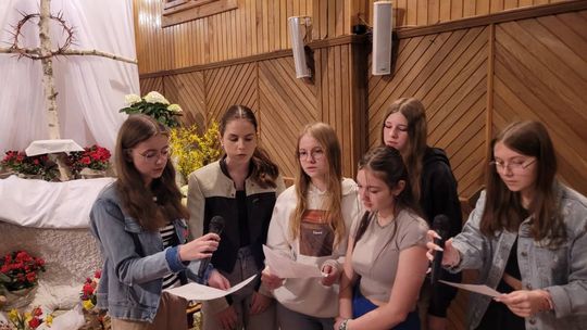 Gm. Wierzbica. Droga Krzyżowa i Liturgia Męki Pańskiej w parafii w Olchowcu [GALERIA ZDJĘĆ]