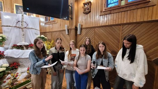 Gm. Wierzbica. Droga Krzyżowa i Liturgia Męki Pańskiej w parafii w Olchowcu [GALERIA ZDJĘĆ]