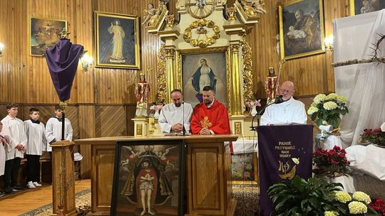 Gm. Wierzbica. Droga Krzyżowa i Liturgia Męki Pańskiej w parafii w Olchowcu [GALERIA ZDJĘĆ]