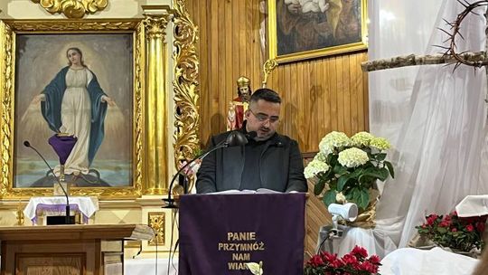 Gm. Wierzbica. Droga Krzyżowa i Liturgia Męki Pańskiej w parafii w Olchowcu [GALERIA ZDJĘĆ]