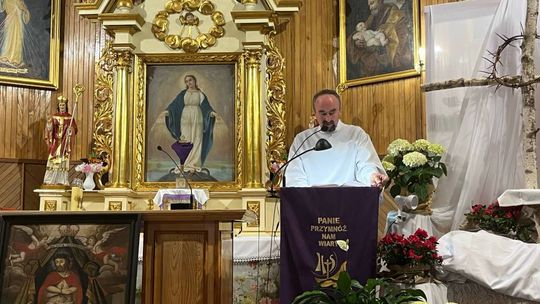 Gm. Wierzbica. Droga Krzyżowa i Liturgia Męki Pańskiej w parafii w Olchowcu [GALERIA ZDJĘĆ]