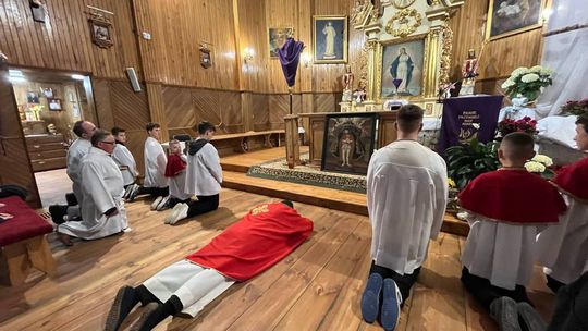 Gm. Wierzbica. Droga Krzyżowa i Liturgia Męki Pańskiej w parafii w Olchowcu [GALERIA ZDJĘĆ]