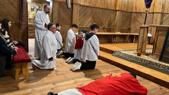 Gm. Wierzbica. Droga Krzyżowa i Liturgia Męki Pańskiej w parafii w Olchowcu [GALERIA ZDJĘĆ]