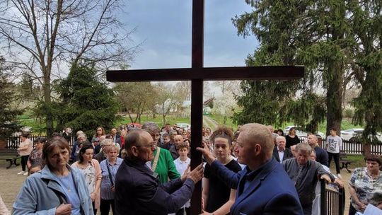 Gm. Wierzbica. Droga Krzyżowa i Liturgia Męki Pańskiej w parafii w Olchowcu [GALERIA ZDJĘĆ]