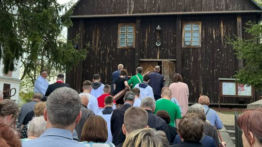 Gm. Wierzbica. Droga Krzyżowa i Liturgia Męki Pańskiej w parafii w Olchowcu [GALERIA ZDJĘĆ]