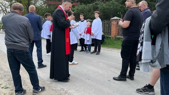 Gm. Wierzbica. Droga Krzyżowa i Liturgia Męki Pańskiej w parafii w Olchowcu [GALERIA ZDJĘĆ]