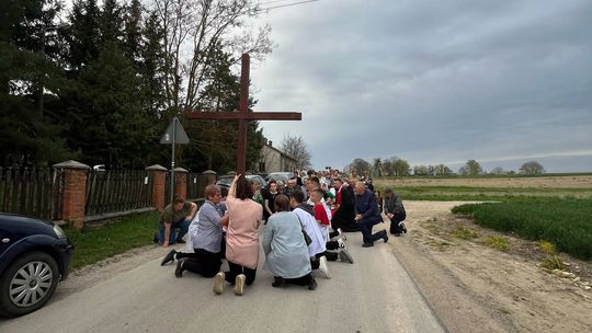 Gm. Wierzbica. Droga Krzyżowa i Liturgia Męki Pańskiej w parafii w Olchowcu [GALERIA ZDJĘĆ]