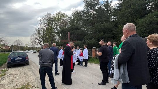 Gm. Wierzbica. Droga Krzyżowa i Liturgia Męki Pańskiej w parafii w Olchowcu [GALERIA ZDJĘĆ]