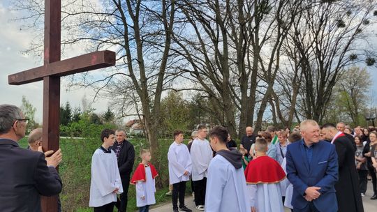 Gm. Wierzbica. Droga Krzyżowa i Liturgia Męki Pańskiej w parafii w Olchowcu [GALERIA ZDJĘĆ]