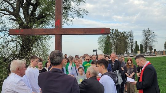 Gm. Wierzbica. Droga Krzyżowa i Liturgia Męki Pańskiej w parafii w Olchowcu [GALERIA ZDJĘĆ]