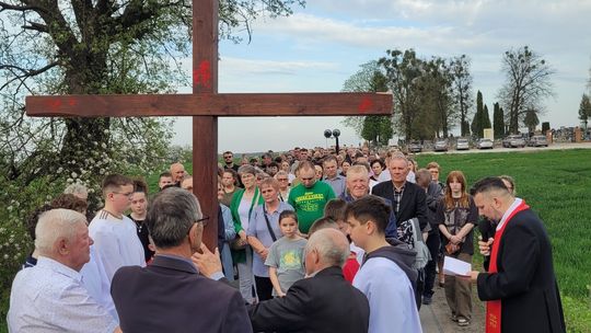 Gm. Wierzbica. Droga Krzyżowa i Liturgia Męki Pańskiej w parafii w Olchowcu [GALERIA ZDJĘĆ]