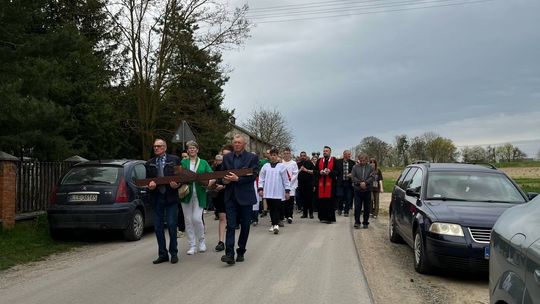 Gm. Wierzbica. Droga Krzyżowa i Liturgia Męki Pańskiej w parafii w Olchowcu [GALERIA ZDJĘĆ]