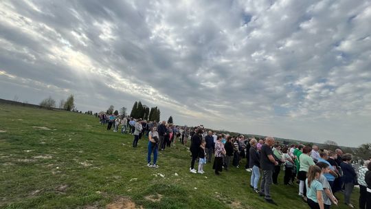 Gm. Wierzbica. Droga Krzyżowa i Liturgia Męki Pańskiej w parafii w Olchowcu [GALERIA ZDJĘĆ]