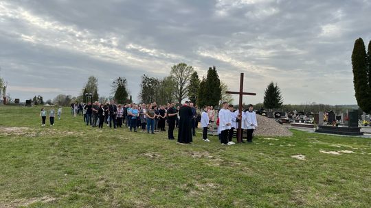 Gm. Wierzbica. Droga Krzyżowa i Liturgia Męki Pańskiej w parafii w Olchowcu [GALERIA ZDJĘĆ]