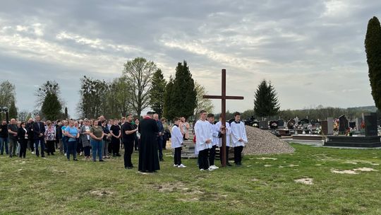 Gm. Wierzbica. Droga Krzyżowa i Liturgia Męki Pańskiej w parafii w Olchowcu [GALERIA ZDJĘĆ]