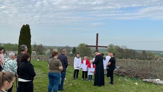 Gm. Wierzbica. Droga Krzyżowa i Liturgia Męki Pańskiej w parafii w Olchowcu [GALERIA ZDJĘĆ]