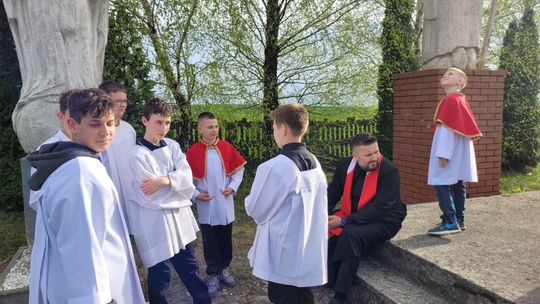 Gm. Wierzbica. Droga Krzyżowa i Liturgia Męki Pańskiej w parafii w Olchowcu [GALERIA ZDJĘĆ]
