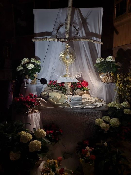 Gm. Wierzbica. Droga Krzyżowa i Liturgia Męki Pańskiej w parafii w Olchowcu [GALERIA ZDJĘĆ]