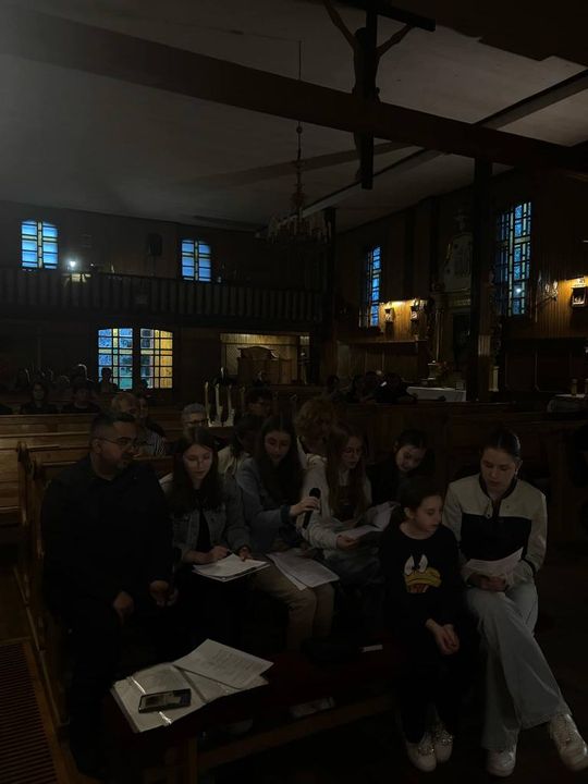 Gm. Wierzbica. Droga Krzyżowa i Liturgia Męki Pańskiej w parafii w Olchowcu [GALERIA ZDJĘĆ]