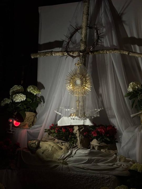 Gm. Wierzbica. Droga Krzyżowa i Liturgia Męki Pańskiej w parafii w Olchowcu [GALERIA ZDJĘĆ]