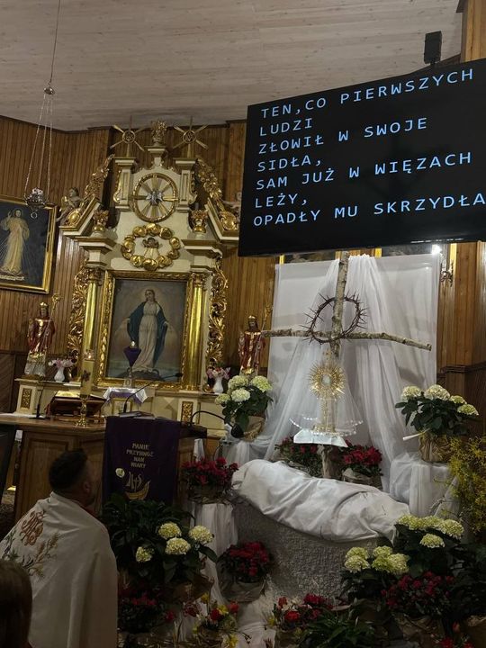 Gm. Wierzbica. Droga Krzyżowa i Liturgia Męki Pańskiej w parafii w Olchowcu [GALERIA ZDJĘĆ]