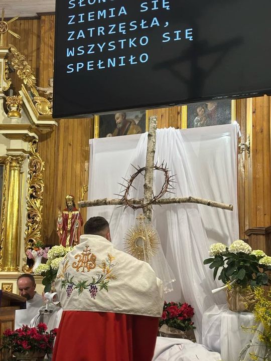 Gm. Wierzbica. Droga Krzyżowa i Liturgia Męki Pańskiej w parafii w Olchowcu [GALERIA ZDJĘĆ]