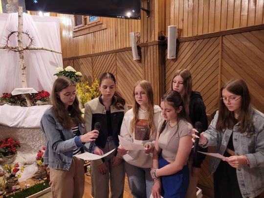 Gm. Wierzbica. Droga Krzyżowa i Liturgia Męki Pańskiej w parafii w Olchowcu [GALERIA ZDJĘĆ]