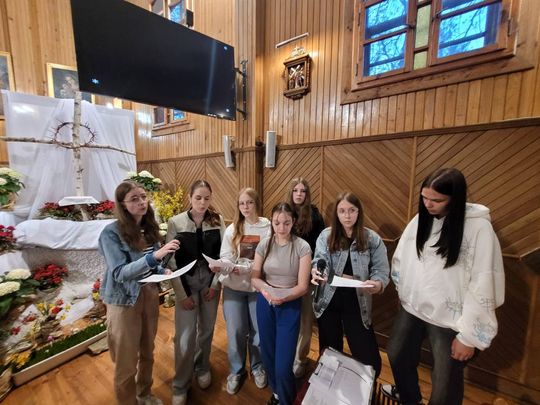 Gm. Wierzbica. Droga Krzyżowa i Liturgia Męki Pańskiej w parafii w Olchowcu [GALERIA ZDJĘĆ]