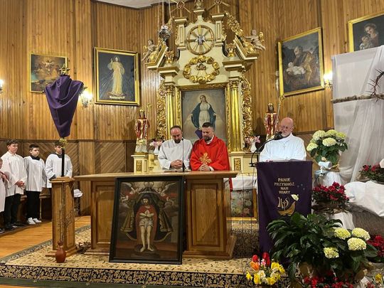 Gm. Wierzbica. Droga Krzyżowa i Liturgia Męki Pańskiej w parafii w Olchowcu [GALERIA ZDJĘĆ]