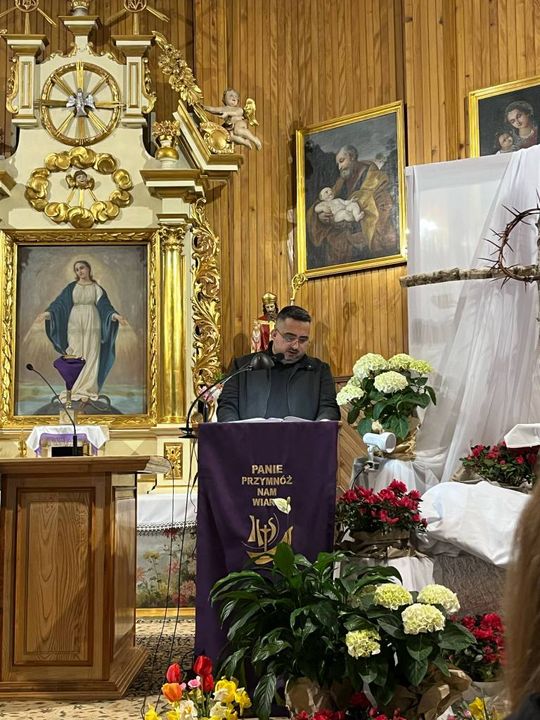 Gm. Wierzbica. Droga Krzyżowa i Liturgia Męki Pańskiej w parafii w Olchowcu [GALERIA ZDJĘĆ]