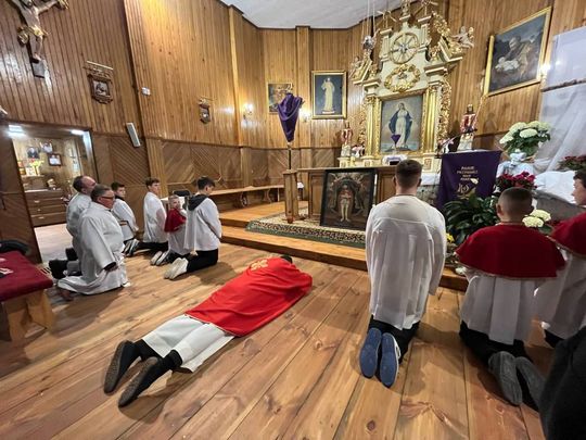 Gm. Wierzbica. Droga Krzyżowa i Liturgia Męki Pańskiej w parafii w Olchowcu [GALERIA ZDJĘĆ]
