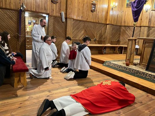 Gm. Wierzbica. Droga Krzyżowa i Liturgia Męki Pańskiej w parafii w Olchowcu [GALERIA ZDJĘĆ]