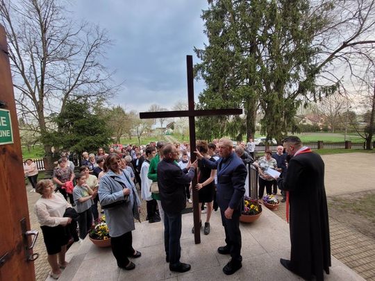 Gm. Wierzbica. Droga Krzyżowa i Liturgia Męki Pańskiej w parafii w Olchowcu [GALERIA ZDJĘĆ]