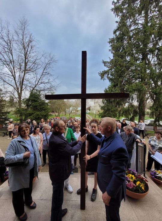Gm. Wierzbica. Droga Krzyżowa i Liturgia Męki Pańskiej w parafii w Olchowcu [GALERIA ZDJĘĆ]