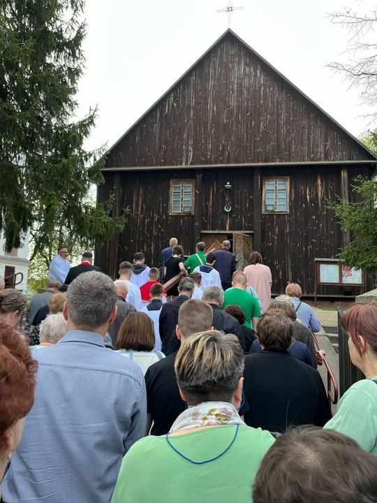 Gm. Wierzbica. Droga Krzyżowa i Liturgia Męki Pańskiej w parafii w Olchowcu [GALERIA ZDJĘĆ]