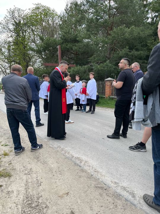 Gm. Wierzbica. Droga Krzyżowa i Liturgia Męki Pańskiej w parafii w Olchowcu [GALERIA ZDJĘĆ]